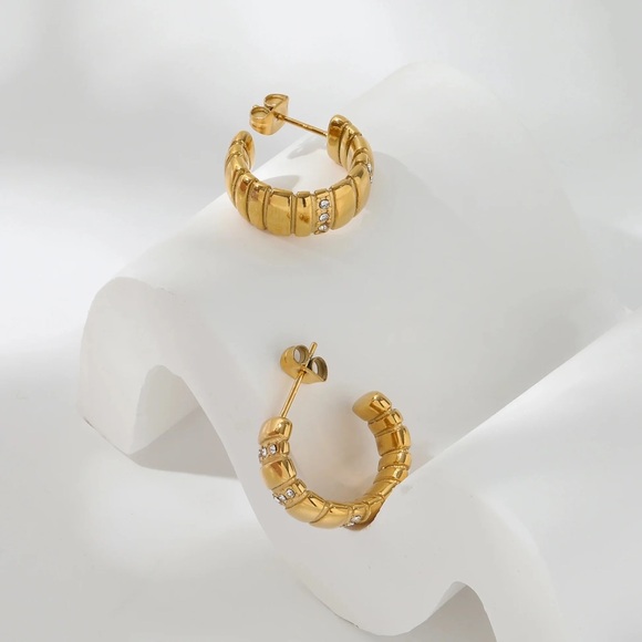 18K Gold Plated Hoop Earrings*Huggie Earrings* - Picture 2 of 6